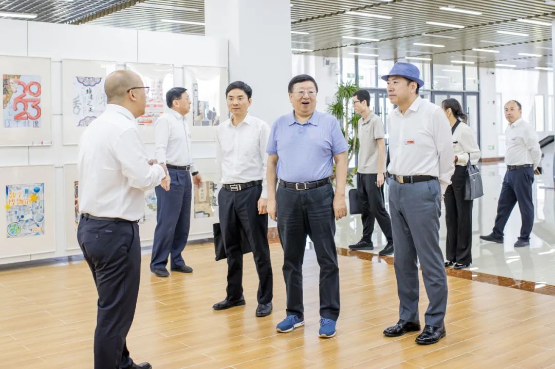 省人大常委会党组副书记、副主任陈向群一行来beat365调研