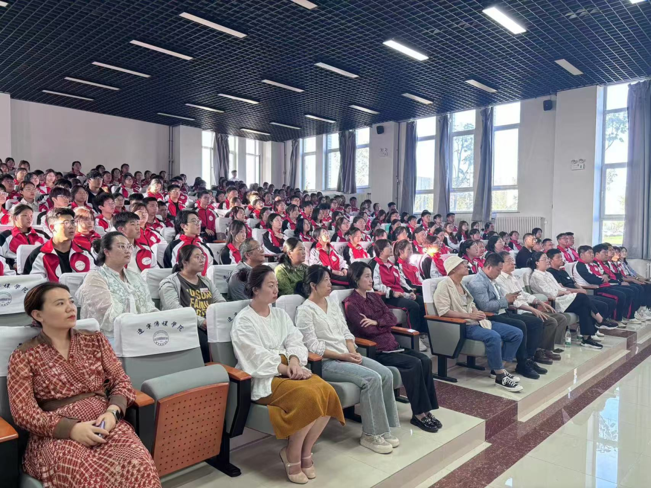 人文新墨绘新篇 规划蓝图再启航——人文学院2024级新生专业说明会