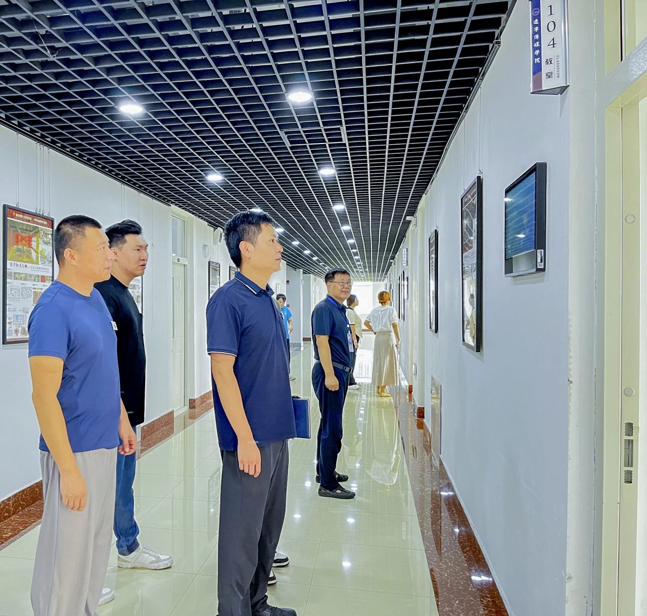 开学第一课 笃行绘新篇丨艺术学院领导班子开展“开学第一课”巡课查课工作